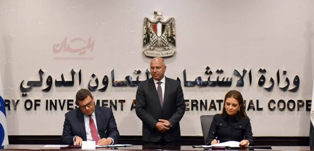 جانب من التوقيع