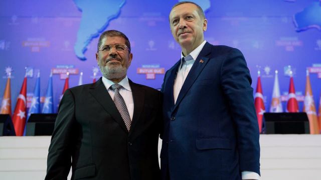 الرئيس التركي رجب طيب أردوغان مع الرئيس المعزول محمد مرسي في 2013
