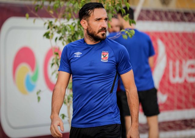 علي معلول لاعب الفريق الأول لكرة القدم بالنادي الأهلي