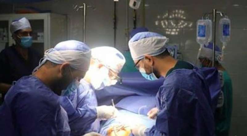 خلال إجراء العملية الجراحية للطفلة مريم