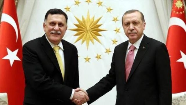 الرئيس التركي رجب طيب أردوغان مع فايز السراج رئيس المجلس الرئاسي لحكومة الوفاق الليبية