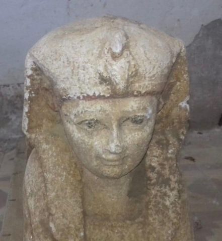 التمثال المكتشف بجبانة تونا الجبل فى محافظة المنيا