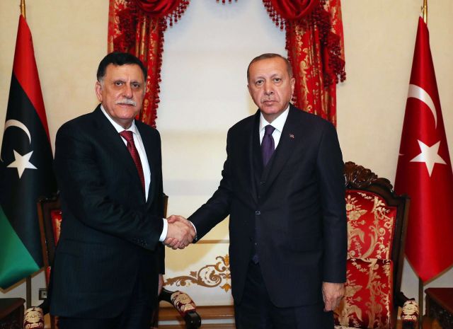 الرئيس التركي رجب طيب أردوغان مع فايز السراج رئيس المجلس الرئاسي لحكومة الوفاق الليبية