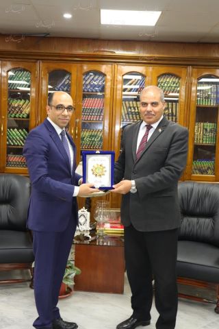 تكريم رئيس جامعة الأزهر للدكتور هاني عبدالجواد