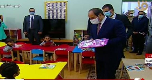 الرئيس السيسى مع أطفال الأسمرات