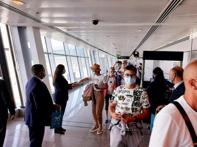 مطار الغردقه استقبال السياح بالورود