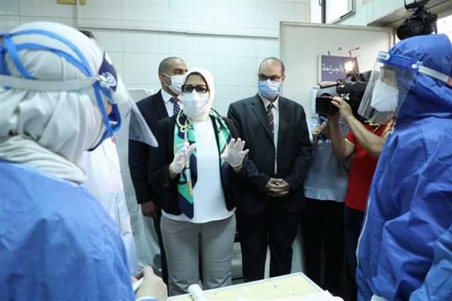 وزيرة الصحة بصحبة رئيس هيئة المستشفيات والمعاهد التعليمية أثناء زيادة احدي المستشفيات - صورة أرشيفية