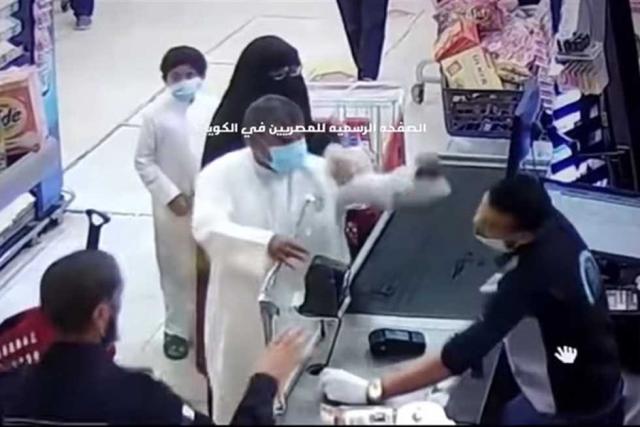 فيديو يوثق الاعتداء على عامل مصري في الكويت