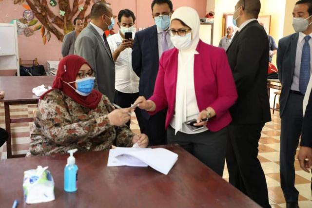 وزيرة الصحة أثناء الإدلاء بصوتها