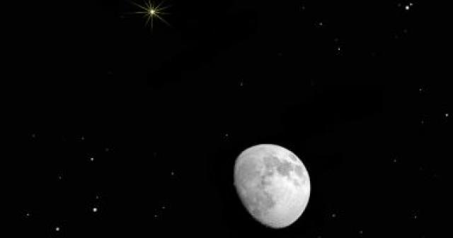 القمر الأحدب يقترن بزحل