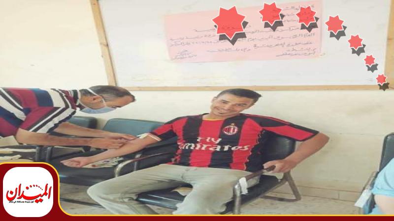 شاب يتبرع بالدم