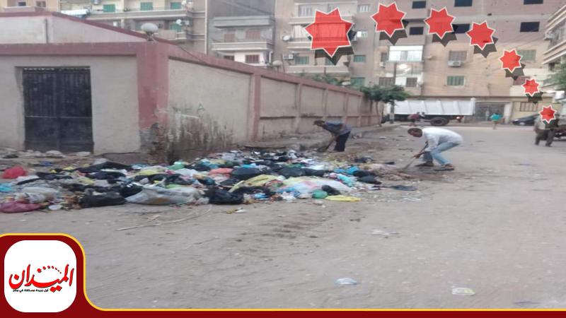 رفع القمامة بمحيط أحد المدارس