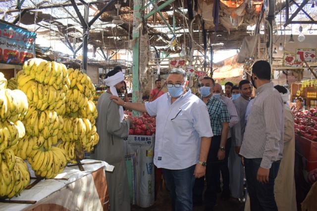 اللواء عمرو حنفي يتفقد سوق الخضار بالغردقه