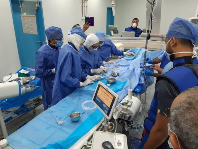 الأطباء داخل غرفة العمليات أثناء إجراء عملية قسطرة للأطفال بمستشفى جامعة الزقازيق