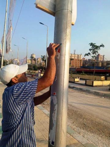إزالة الدعايات الانتخابية من على الأعمدة والجدران بالشرقية