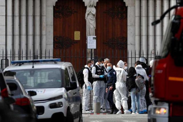 مقتل 3 أشخاص وجرح آخرون في مدينة نيس بجنوب شرق فرنسا على يد شخص يحمل سكينًا وجرى اعتقاله حسبما أعلن مصدر حكومي
