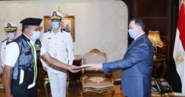 اللواء محمود توفيق وزير الداخلية يكرم شرطي المرور