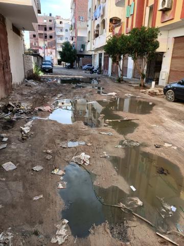 جانب مياه الصرف تغرق الشوارع