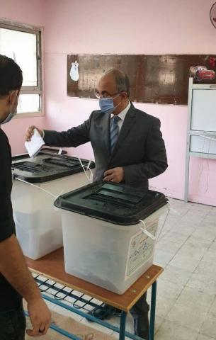د.عثمان شعلان رئيس جامعة الزقازيق يٌدلى بصوته فى الانتخابات البرلمانية