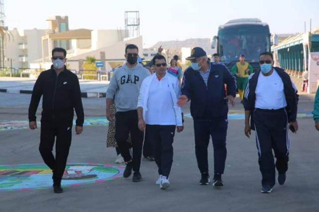 وزير الرياضة يقود مسيرة للمشي 