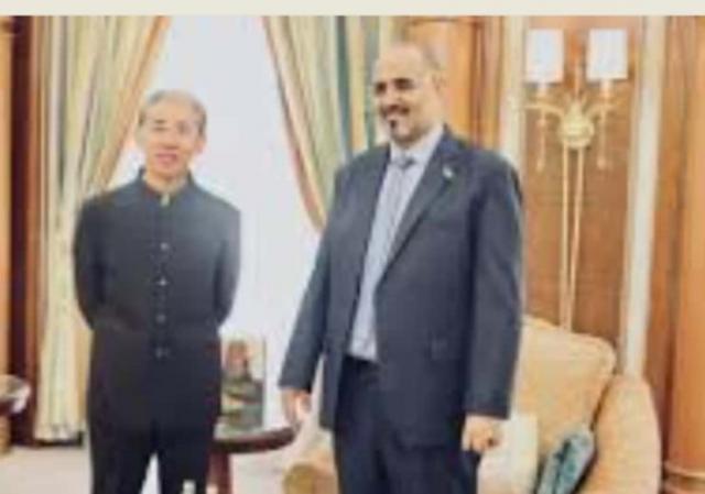 الرئيس عيدروس قاسم الزُبيدي خلال استقبالة السفير الصينى