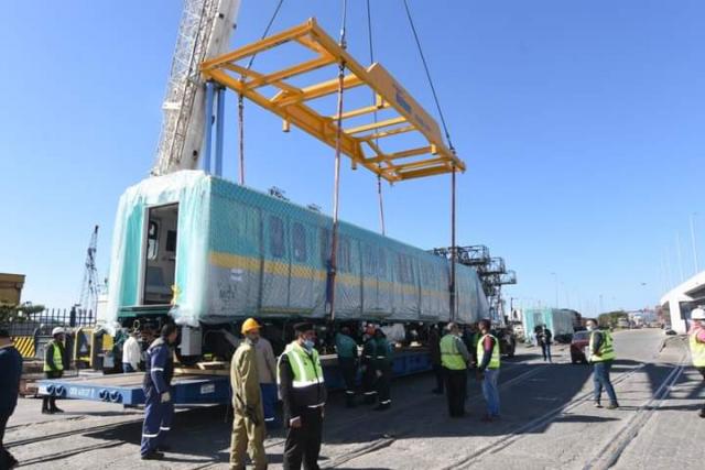 وصول سادس قطار  مترو أنفاق مكيف جديد إلى ميناء الإسكندرية 