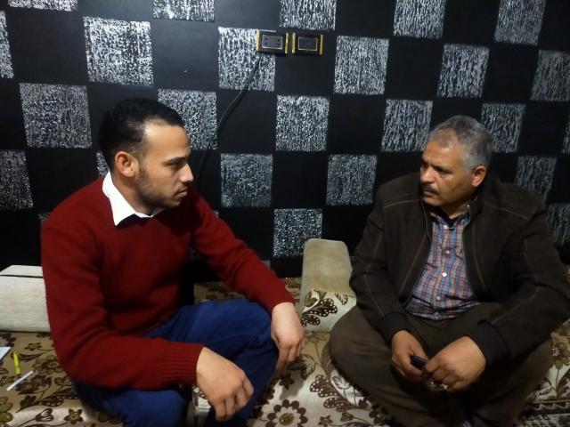 والد الضحية مع محرر الميدان
