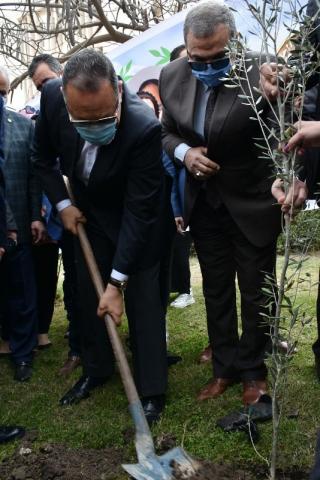 وزير القوى العاملة يزرع شجرة فى مبادرة هنجملها