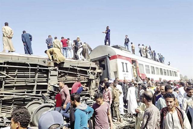 أهالى قرية الصوامعة يحاولون إنقاذ ضحايا تصادم القطارين - صورة أرشيفية