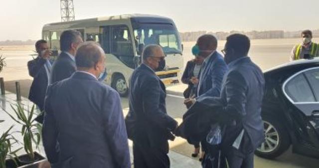 رئيس الكاف يصل مطار القاهرة