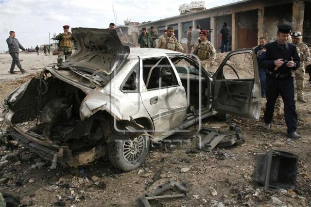 قوات الأمن تتفحص موقع انفجار سيارة مفخخة في برطلة بمدينة الموصل، شمال بغداد، 16 يناير 2012. استهدف الانفجار مخيما للمهجرين من طائفة الشبك، ما أسفر عن مقتل 12 شخصا، وإصابة آخرين، يأتي ذلك في ظل ت