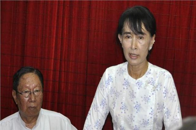 نيان وين بجانب الزعيمة المخلوعة أونغ سان سو كي