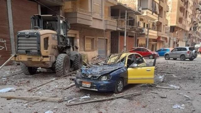 تحطيم سيارة تاكسي وإصابة قائدها في انهيار جزئي لبرج سكني