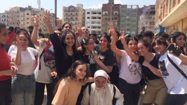طالبات الثانوية العامة يحتفلن بانتهاء الامتحانات - صورة أرشيفية