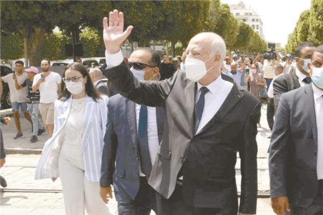 الرئيس التونسى قيس سعيد يتجول فى شوارع العاصمة