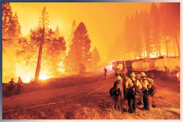 محاولات إطفاء الحرائق فى كاليفورنيا