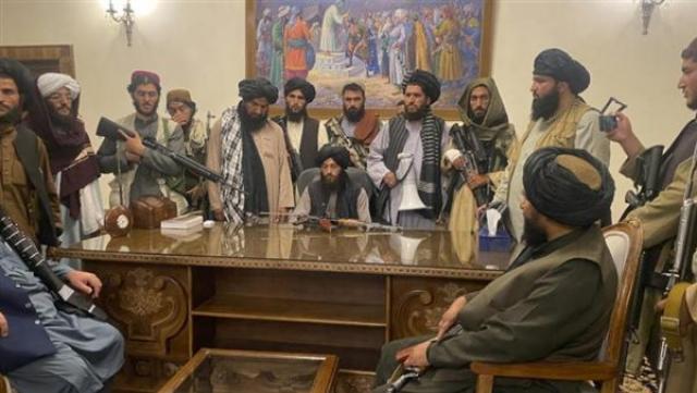عناصر من طالبان في القصر الرئاسي بكابول
