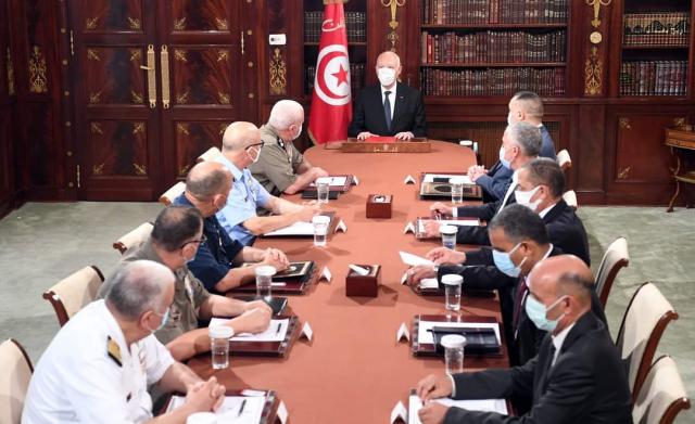 الرئيس التونسي في أجتماع اصدر به قراراه