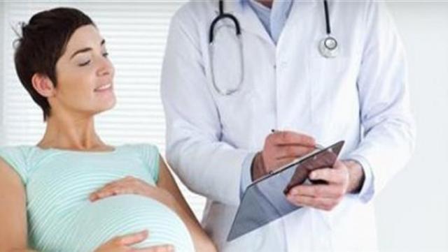 ولادة المرأة عند طبيب رجل