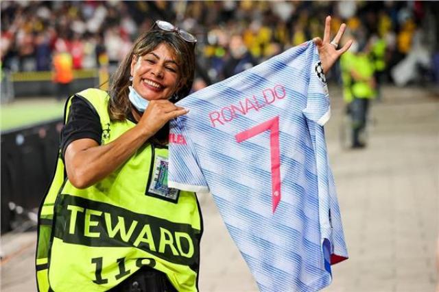 كريستيانو رونالدو يهدي قميصه لامرأة