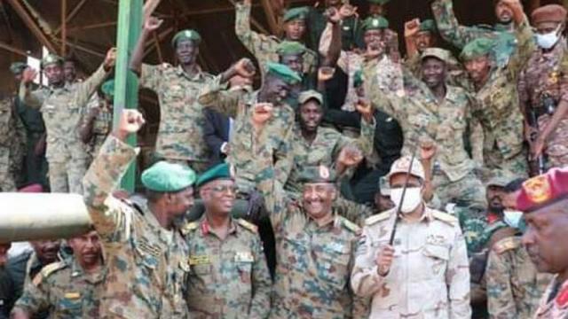 رئيس المجلس الانتقالي السوداني مع عناصر من القوات المسلحة السودانية