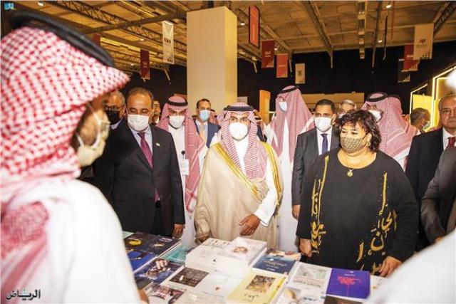 د. ايناس عبد الدايم وزيرة الثقافة خلال زيارتها لمعرض الرياض الدولي للكتاب