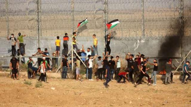 مظاهرات فلسطينية بالقرب من الجدار العازل