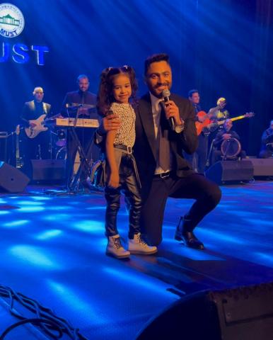 الطفلة تاليا تبهر الجمهور بعد مشاركتها الغناء مع تامر حسني 