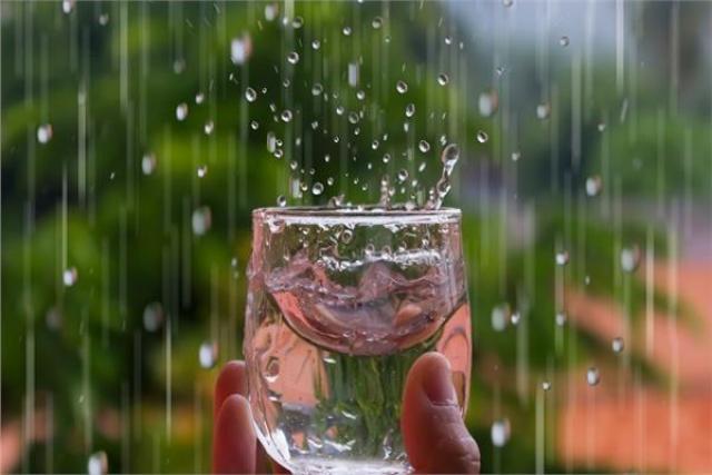 تسبب الإسهال والنزلات المعوية.. احذر شرب مياه المطر
