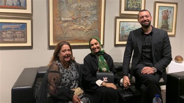 حلا شيحة بالحجاب بصحبة معز مسعود في افتتاح معرض والدها