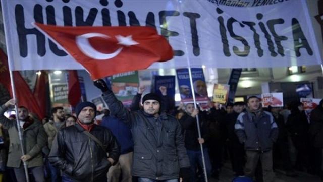 مظاهرات في إسطنبول تطالب الحكومة بالاستقالة