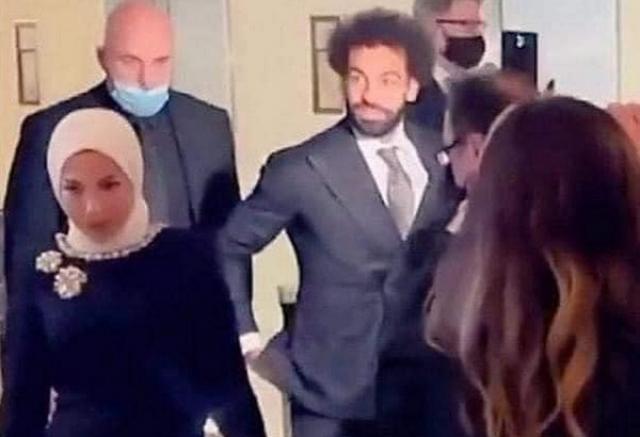 زوجة محمد صلاح تستلم جائزة الكرة الذهبية بدلا منه