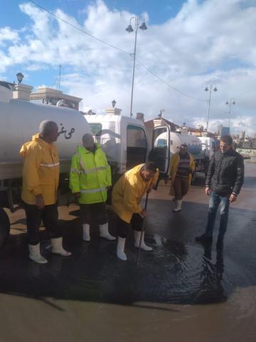 تواجد ميداني التنفيذيين بالاسكندرية للتعامل مع مياه الأمطار بالاشوارع
