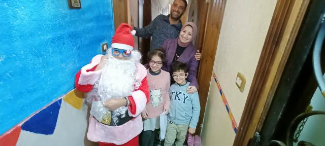 «اندرو» يرتدي ملابس بابا نويل ليصنع البهجه و يوزيع الهدايا على المواطنين بالاسكندرية